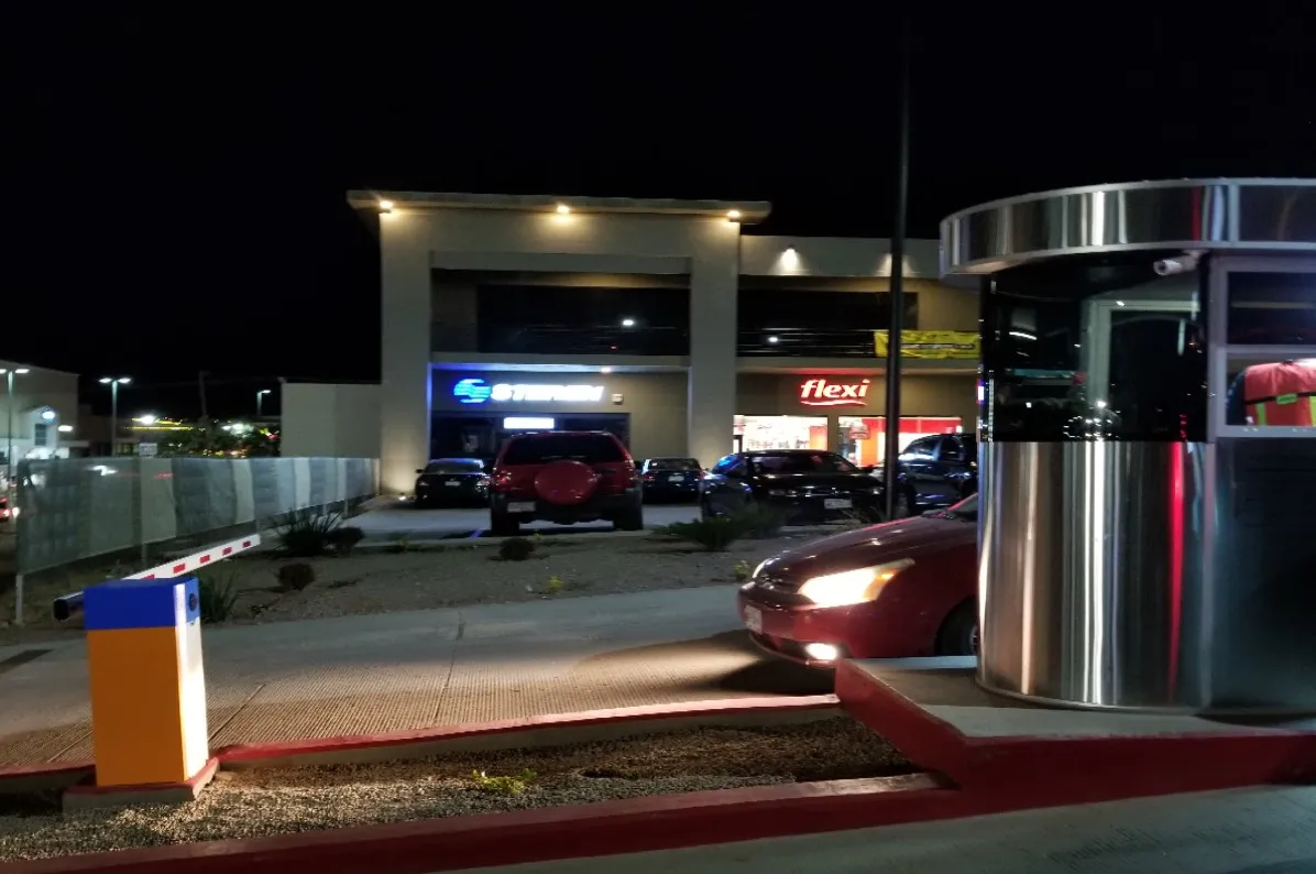 Caseta y barreras vehiculares instaladas